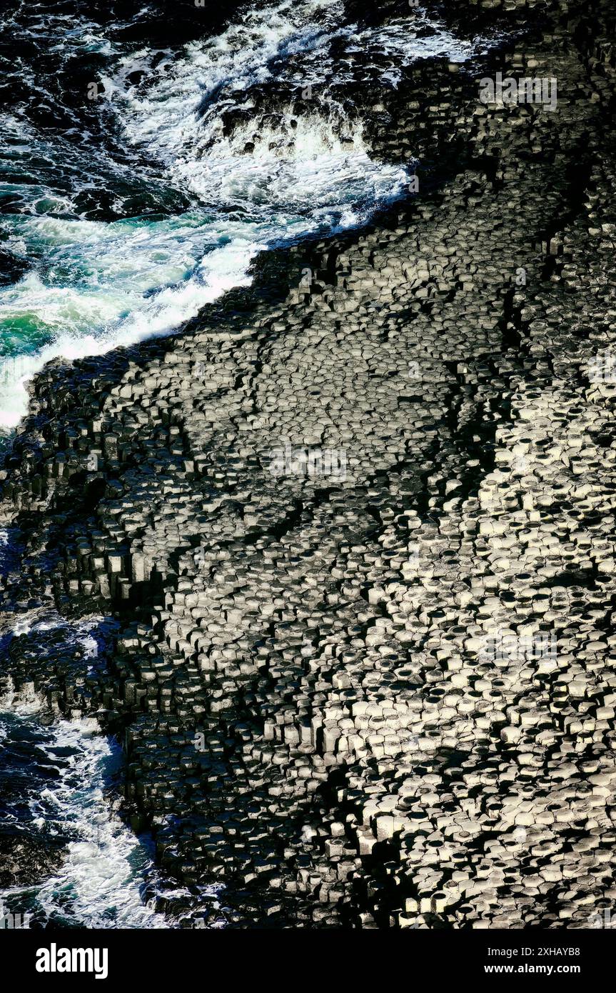 La Chaussée des Géants, en Irlande du Nord. Regardant vers le bas de la falaise à colonnes de basalte hexagonal de la Grande Chaussée Banque D'Images
