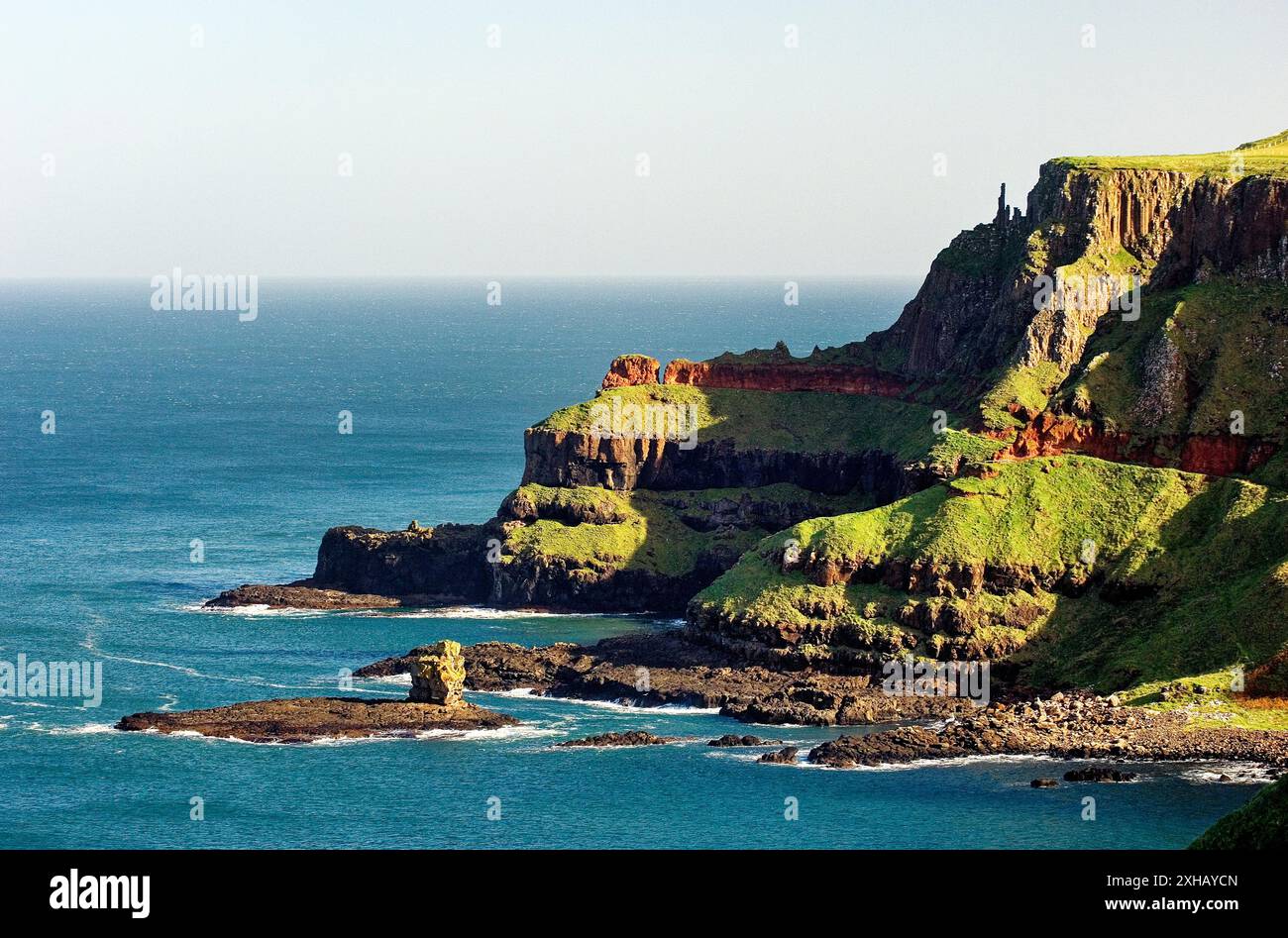 La chaussée des géants, Irlande du Nord. Le long du chemin de la falaise de basalte jusqu'au sommet rocheux caractéristiques connues sous le nom de cheminées Banque D'Images