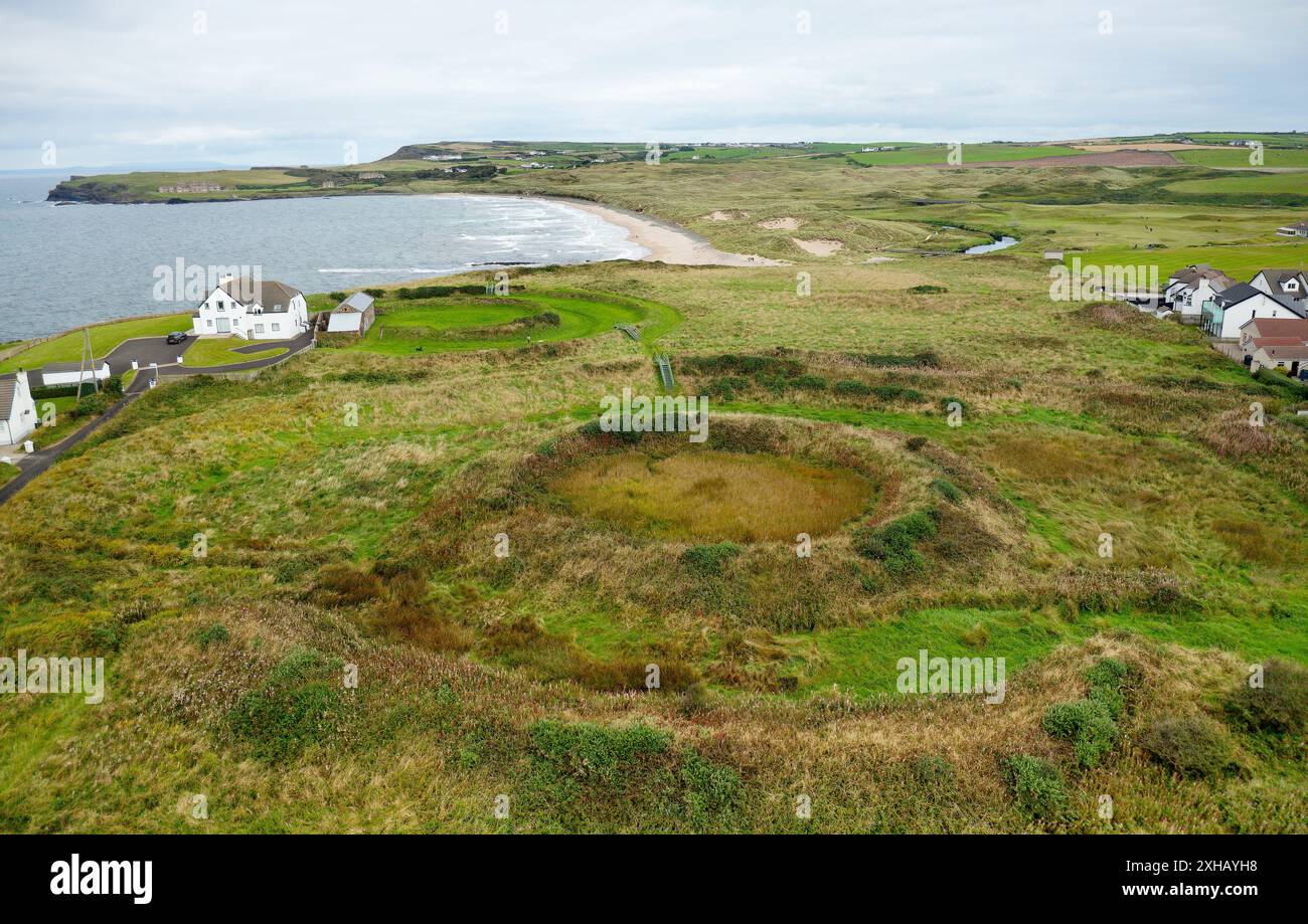 Travaux de terrassement de Lissanduff à Portballintrae, Irlande du Nord. Boîtiers doubles âge du bronze ou âge du fer. Près de l'enceinte est humide et tient une source naturelle Banque D'Images