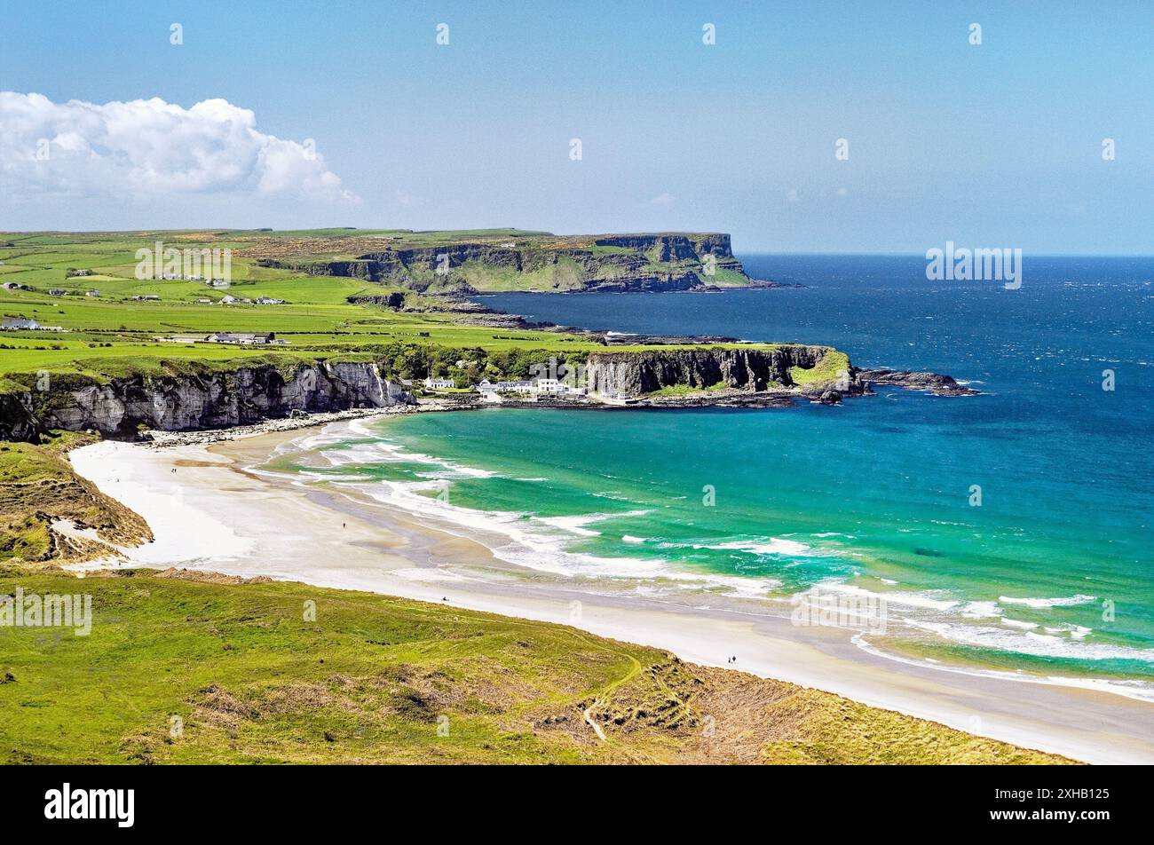 White Park Bay sur la côte de la Chaussée des géants du comté d'Antrim, en Irlande. À la recherche d'Portbraddon village et les promontoires Causeway Banque D'Images