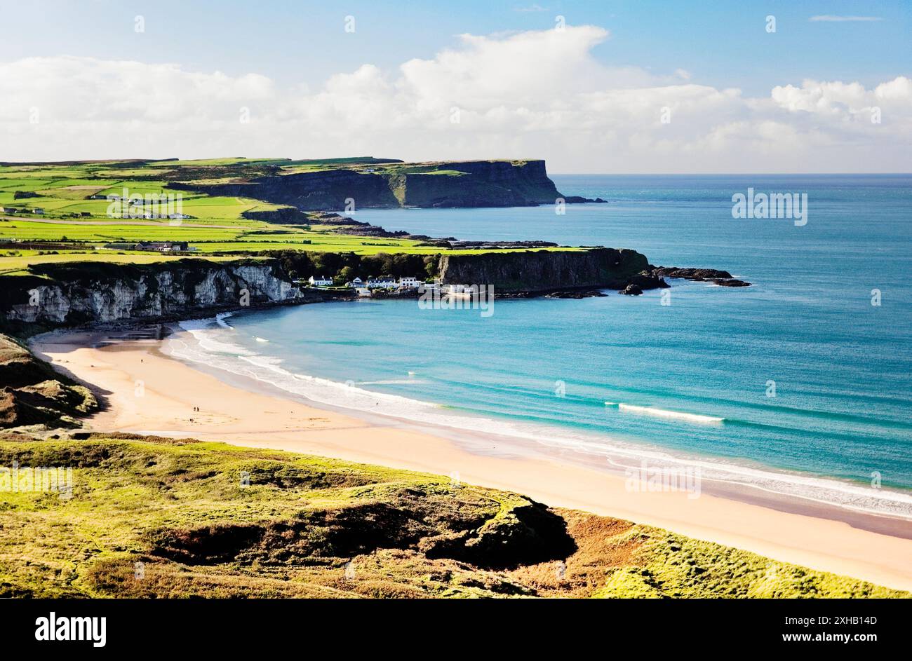 White Park Bay sur la côte de la Chaussée des géants du comté d'Antrim, en Irlande. À la recherche d'Portbraddon village et les promontoires Causeway Banque D'Images