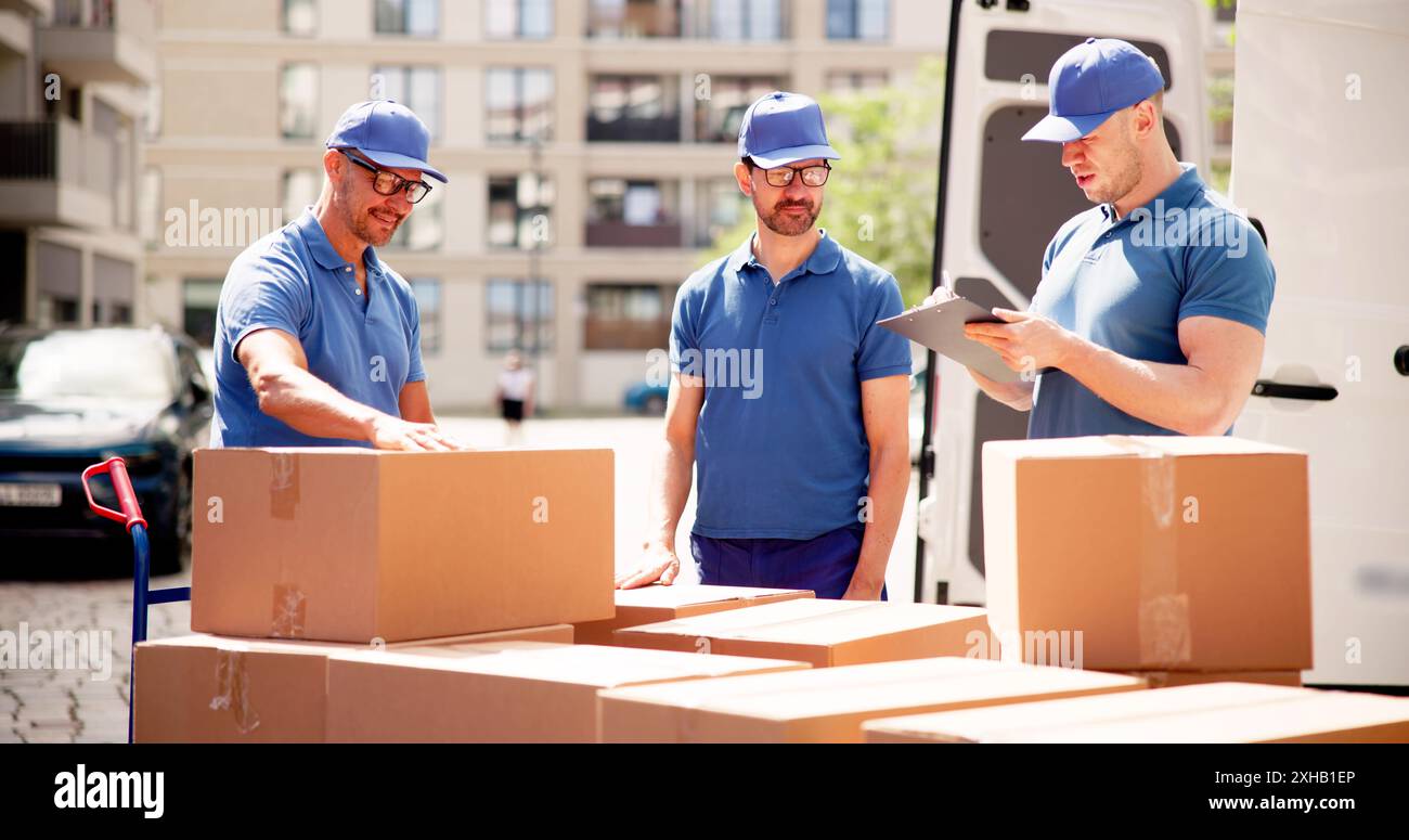 Livraison efficace de courrier et déménageurs professionnels près de Van : un groupe de travailleurs déchargeant des boîtes du camion de dépose. Banque D'Images