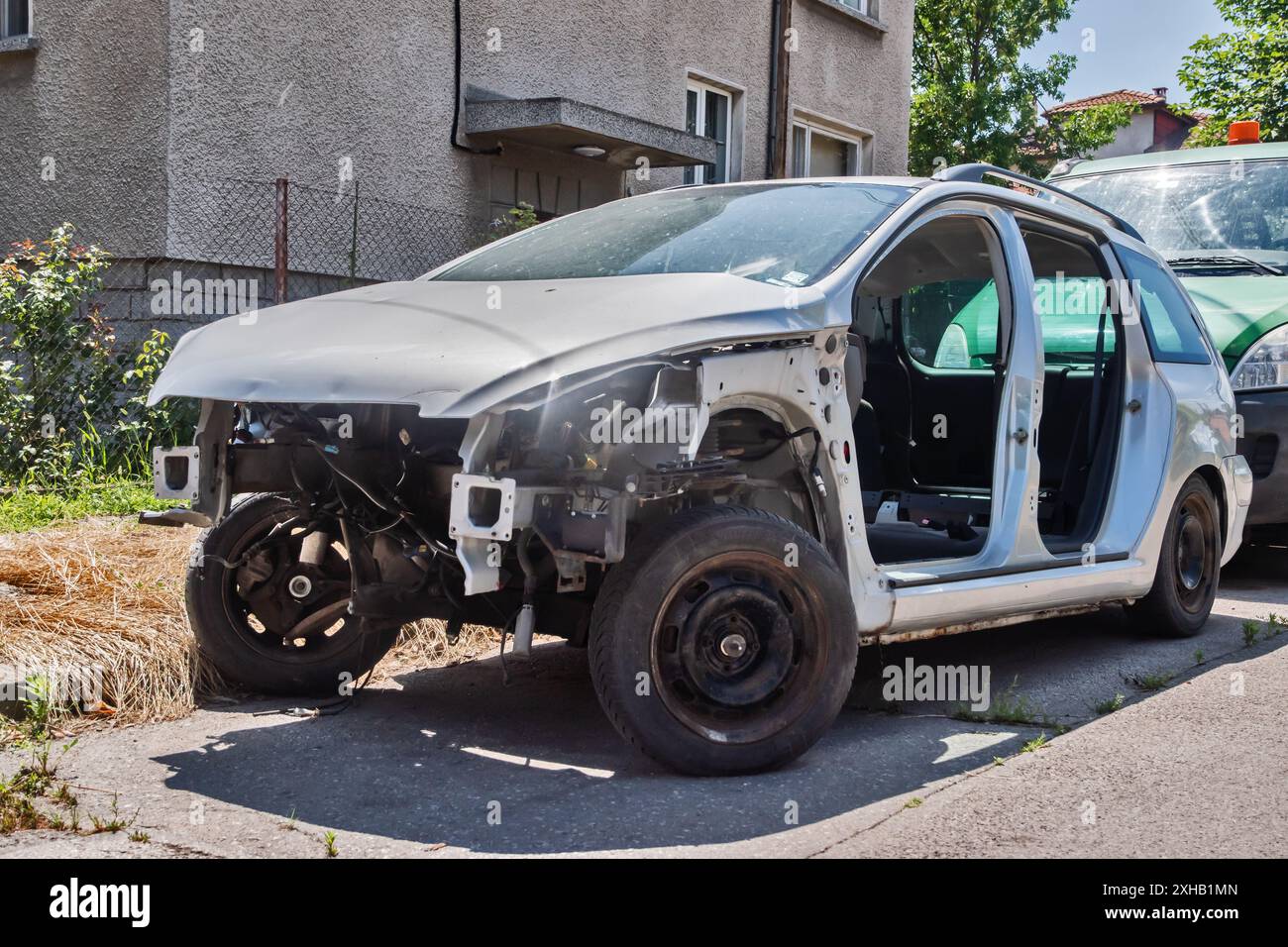 Voiture démembrée sur la rue de campagne gros plan le jour ensoleillé Banque D'Images