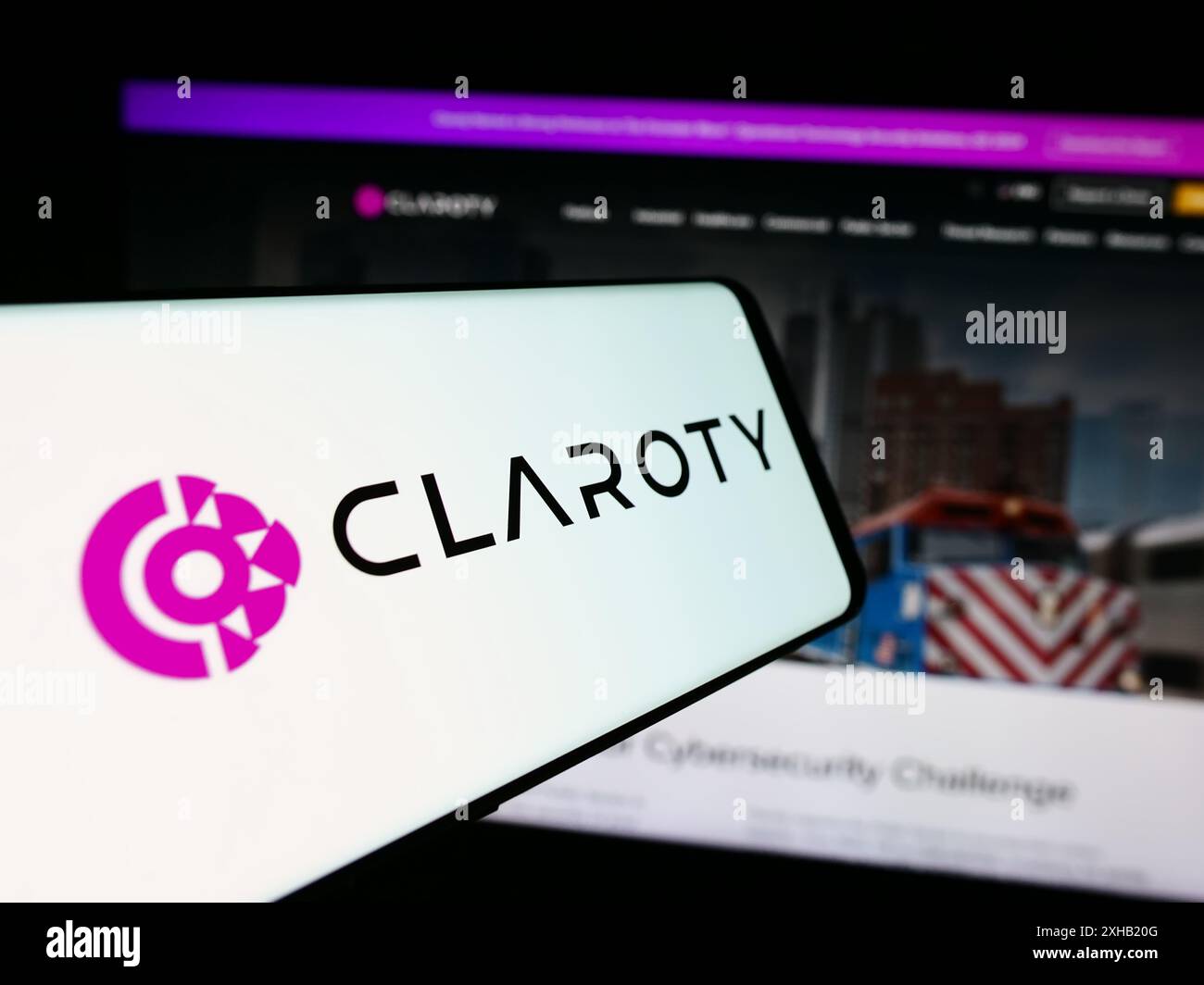 Téléphone portable avec le logo de la société de cybersécurité Claroty Ltd devant le site Web de l'entreprise. Concentrez-vous sur le centre-droit de l'écran du téléphone. Banque D'Images