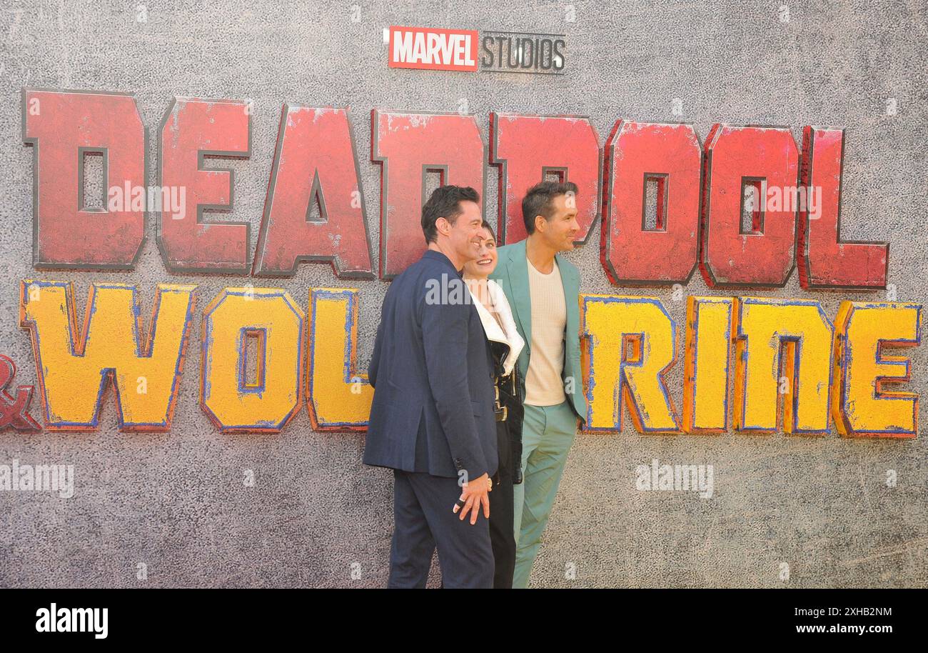 Hugh Jackman, Emma Corrin et Ryan Reynolds à l'avant-première VIP 'Deadpool & Wolverine', Hammersmith (Eventim) Apollo, Queen Caroline Street, Banque D'Images