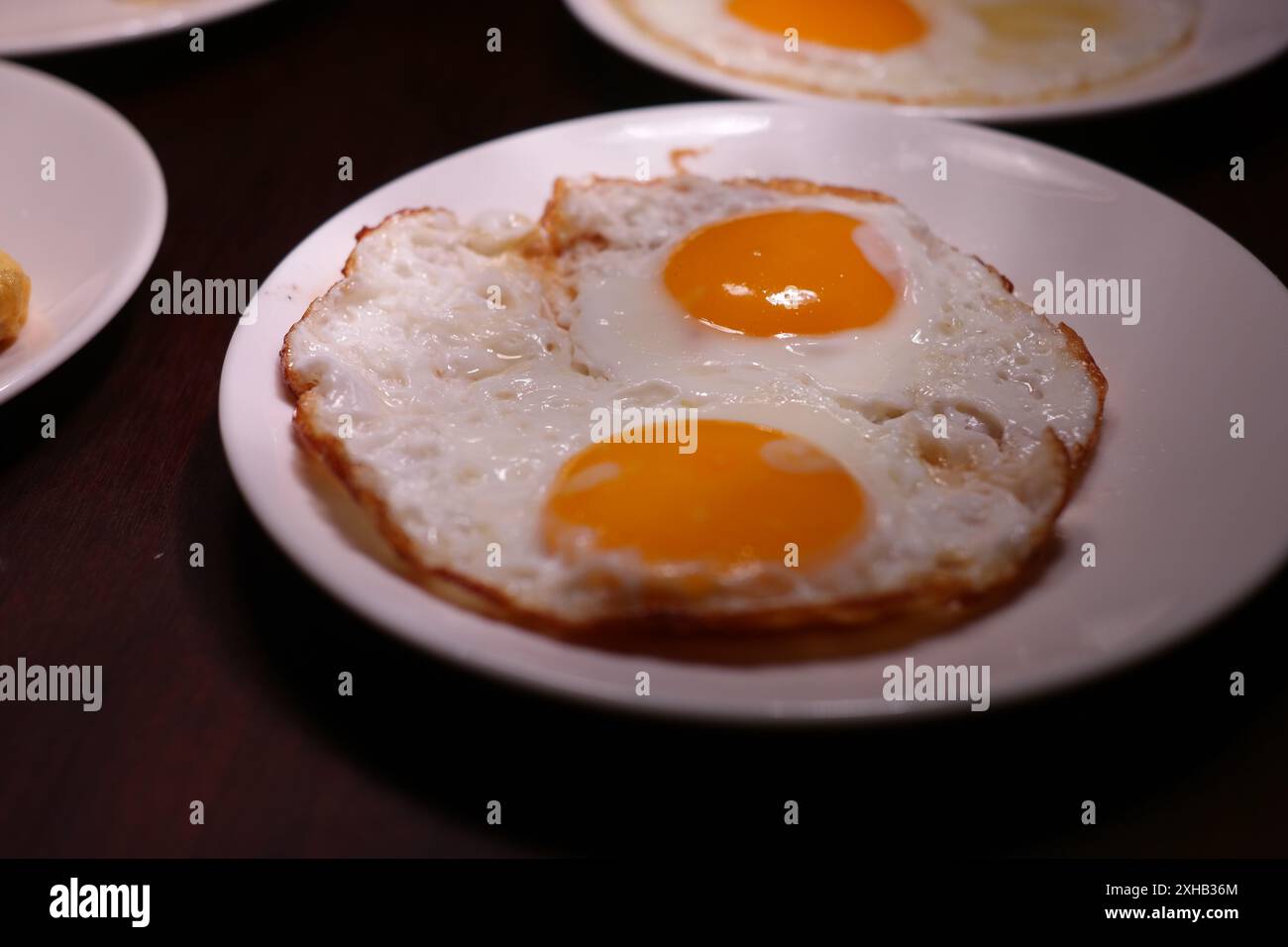 Oeufs frits sur une assiette dans un restaurant, gros plan Banque D'Images