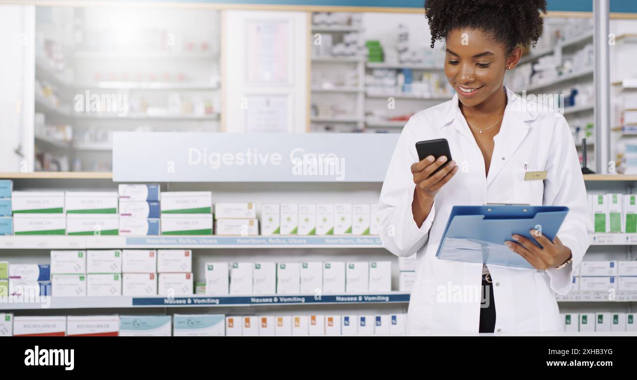 Femme noire heureuse, pharmacien et téléphone avec dossier sur stock pharmaceutique ou inventaire à la pharmacie. Jeune Africain ou personne féminine avec le sourire sur Banque D'Images