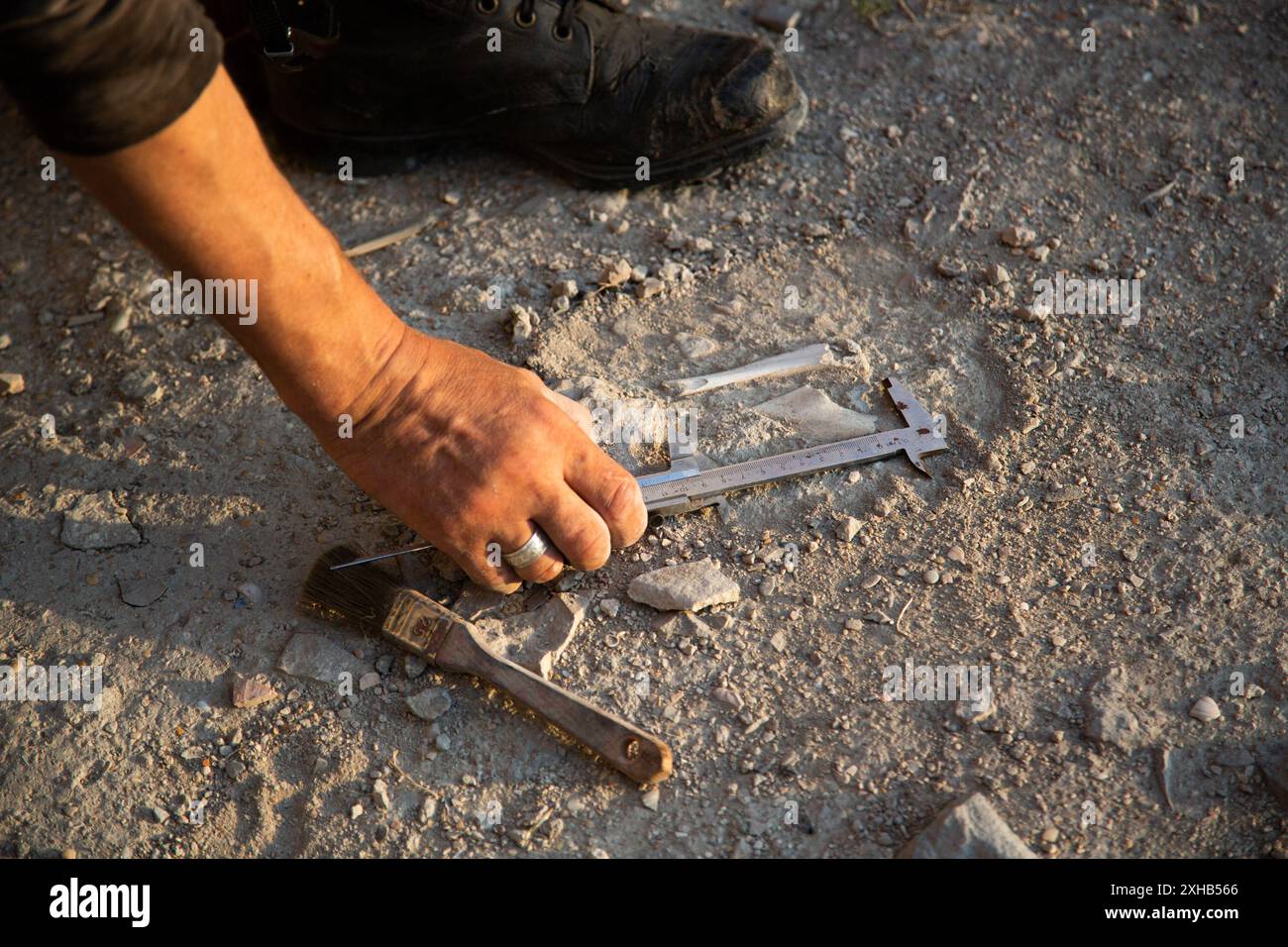 Fenêtre de forteresse en pierre voûtée antique. Banque D'Images