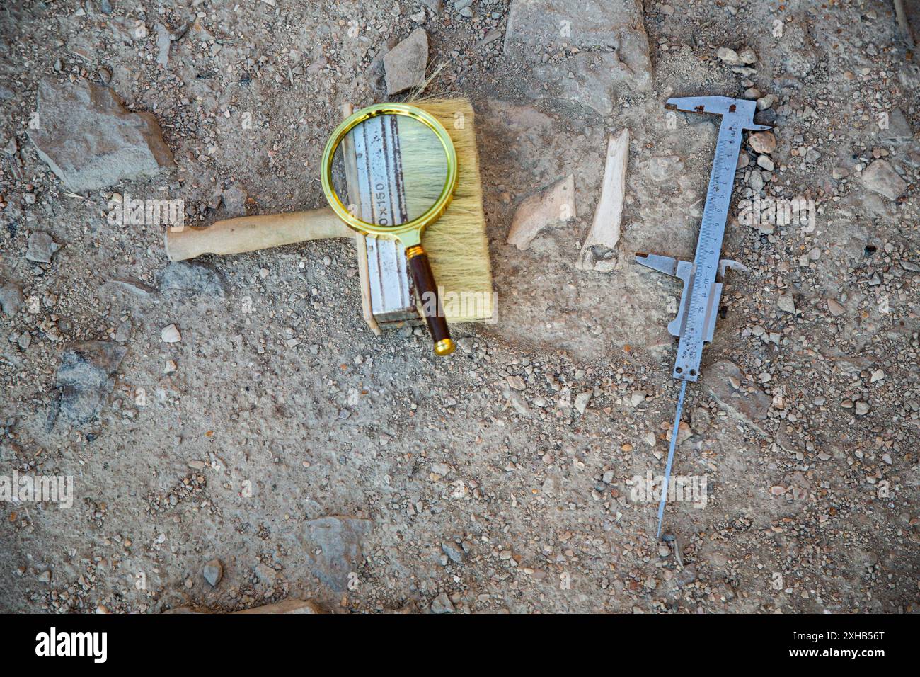 Fenêtre de forteresse en pierre voûtée antique. Banque D'Images