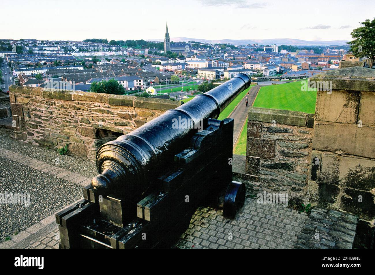 Derry, Irlande. Cannon appelé Roaring Meg utilisé contre l'état de siège de 1689. Le Bastion double sur les murs de la ville donnant sur le Bogside Banque D'Images