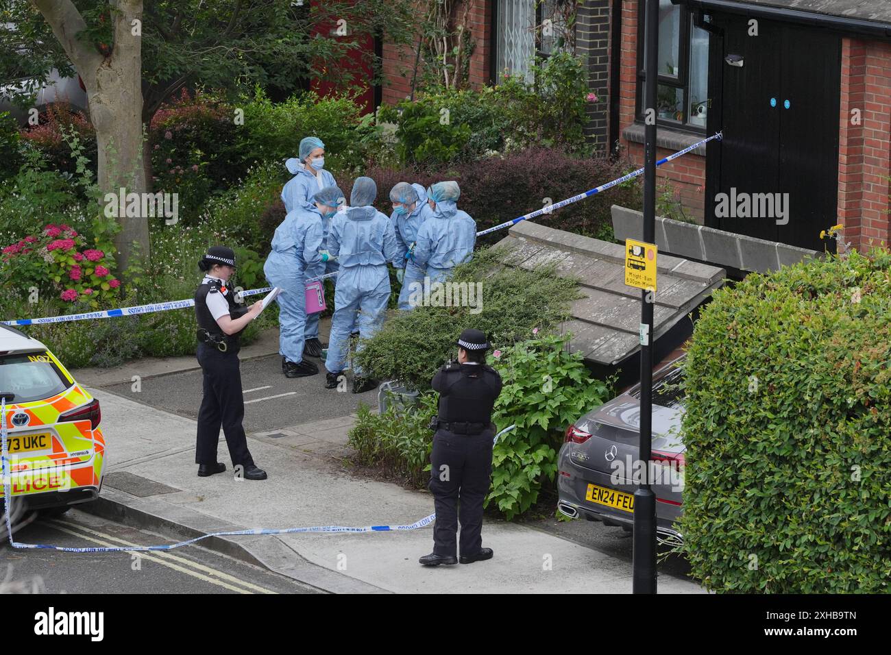 Des médecins légistes à une adresse à Shepherd's Bush, à l'ouest de Londres, après que des restes humains aient été trouvés dans deux valises près du pont suspendu de Clifton à Bristol. Date de la photo : samedi 13 juillet 2024. Banque D'Images