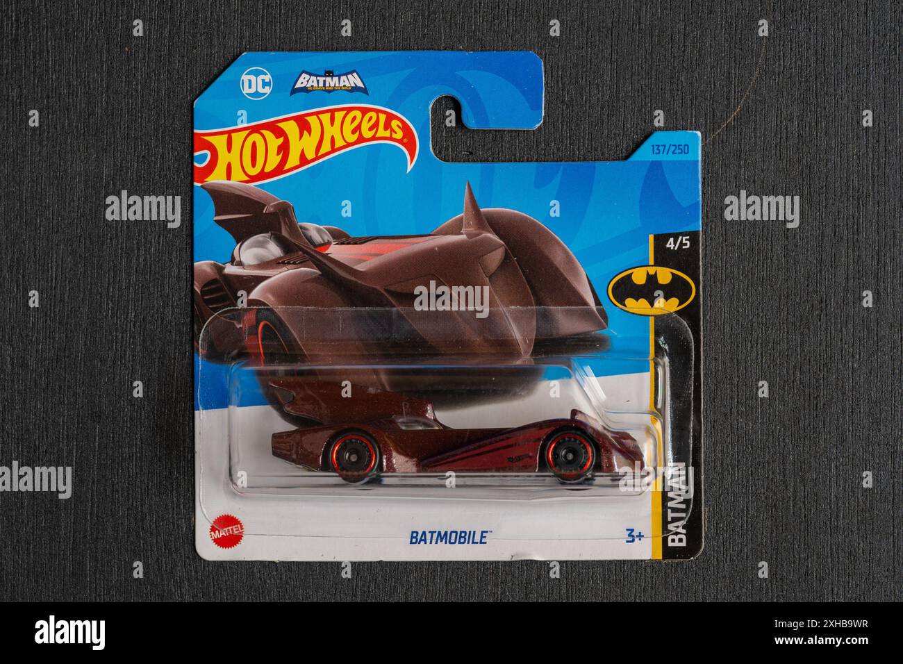 Doha, Qatar - 13 juillet 2024 : Pack de Hot Wheels modèle de voiture cardée moulé sous pression pour la série Hot Wheels. Batmobile. Banque D'Images
