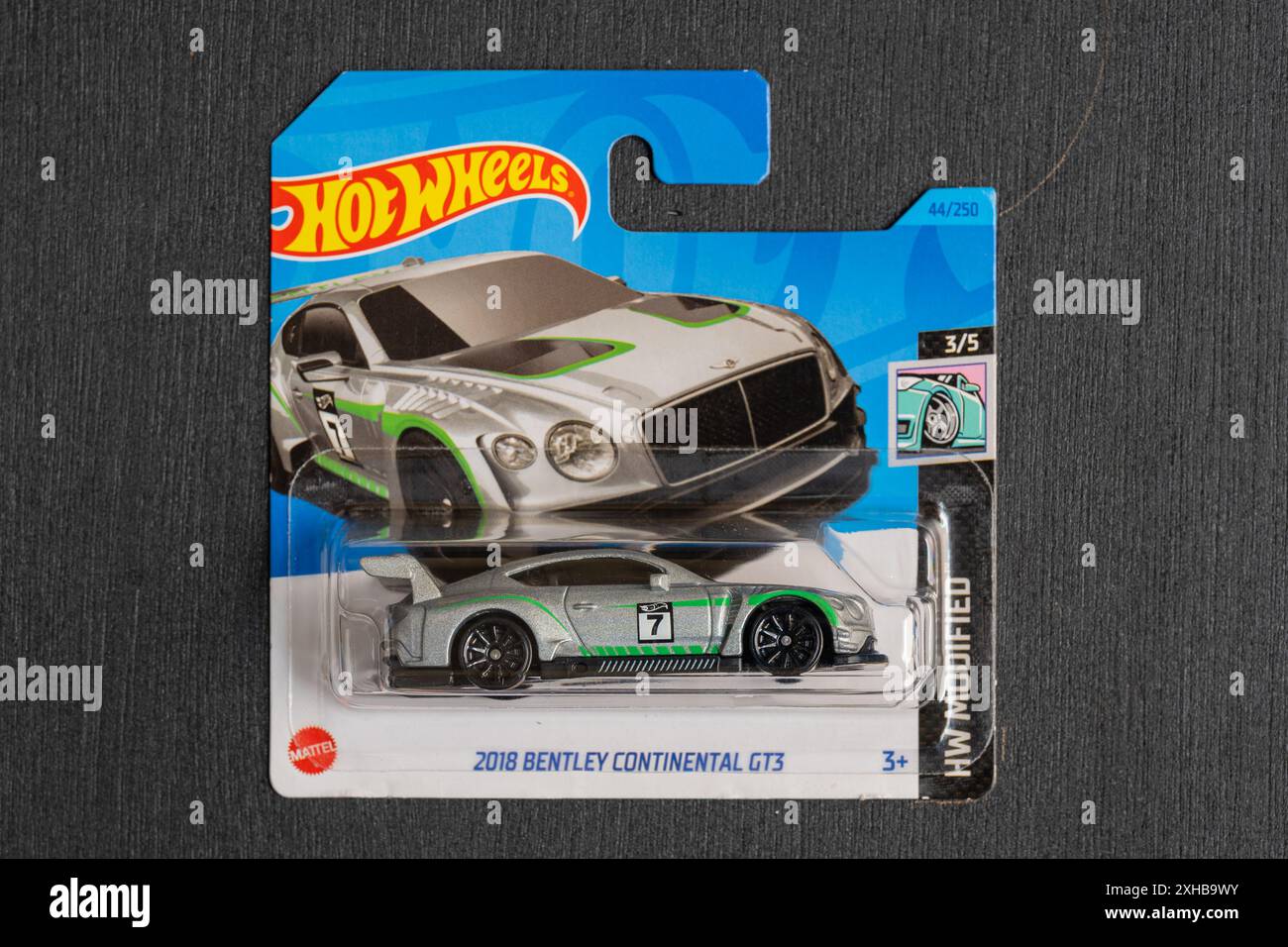 Doha, Qatar - 13 juillet 2024 : Pack de Hot Wheels modèle de voiture cardée moulé sous pression pour la série Hot Wheels. 2018 Bentley Continental GT3. Banque D'Images