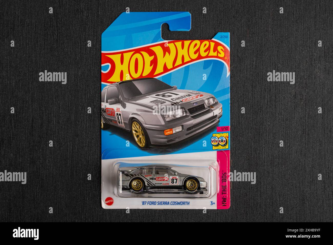 Doha, Qatar - 13 juillet 2024 : Pack de Hot Wheels modèle de voiture cardée moulé sous pression pour la série Hot Wheels. Ford Sierra Cosworth 87. Banque D'Images