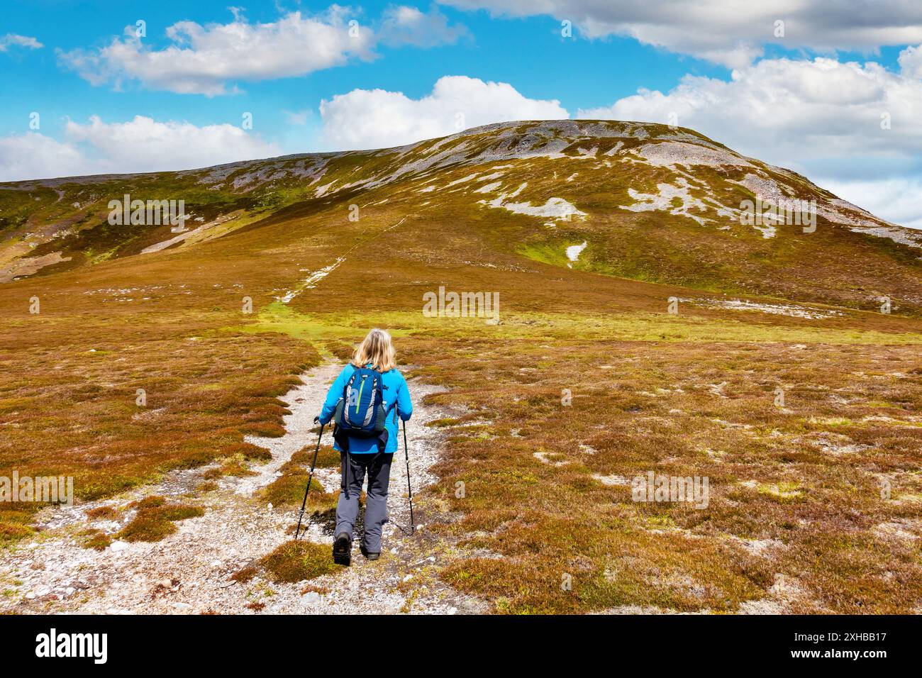 Un marcheur sur le chemin de la Spttal de Glenshee jusqu'à la montagne munro de Carn A Gheoidh, l'un des Cairnwell Munros à Glenshee, en Écosse Banque D'Images