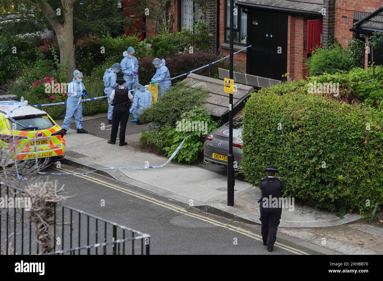 RETRANSMISSION DE L'ÂGE DE LA PERSONNE ARRÊTÉE CORRIGÉ DE 24 À 34 officiers légaux à une adresse à Shepherd's Bush, ouest de Londres, après que des restes humains ont été trouvés dans deux valises près du pont suspendu de Clifton à Bristol. Date de la photo : samedi 13 juillet 2024. Banque D'Images