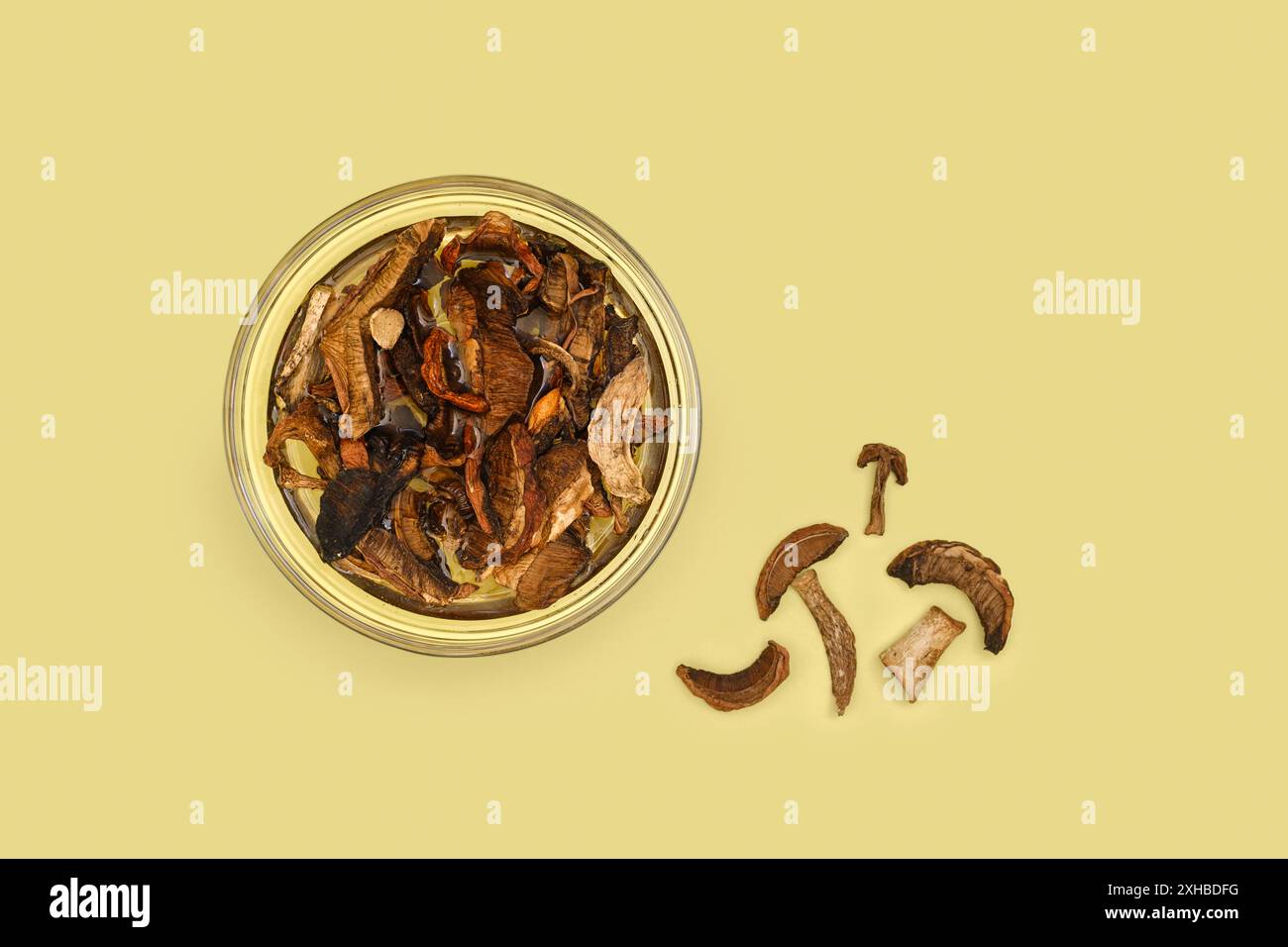 Champignons forestiers secs trempant dans l'eau, vue de dessus Banque D'Images