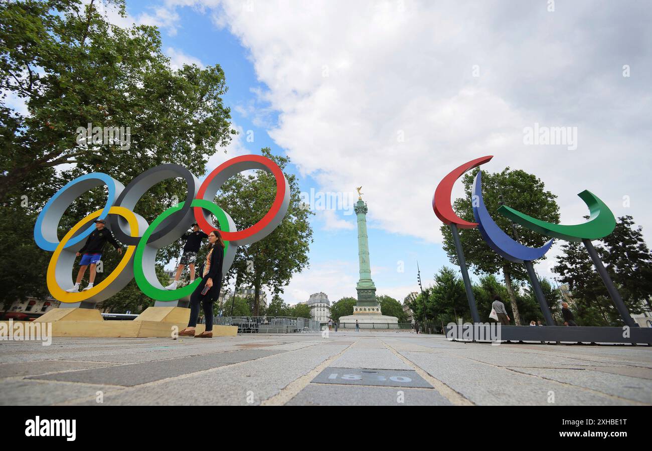 The Olympic and Paralympic symbols are set at the Place de la Bastille in Paris on July 12, 2024. The Olympics is to start on July 26th and Paralympics on August 28th. ( The Yomiuri Shimbun via AP Images ) Banque D'Images