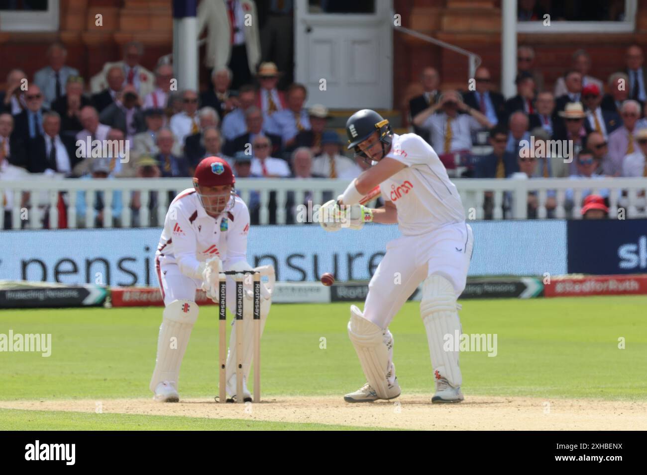 LONDRES, Royaume-Uni, JULY11:l-R Joshua Da Silva des Antilles et l'Anglais Jamie Smith faisant ses débuts en action lors du match Rothesay test It test Day 2 of 5 entre l'Angleterre et les Antilles au Lord's Cricket Ground, Londres, le 11 juillet 2024 Banque D'Images