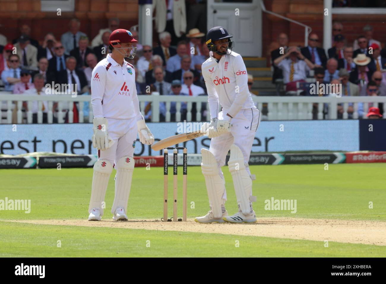 LONDRES, Royaume-Uni, JULY11:l-R Joshua Da Silva des Antilles et l'Angleterre Shoaib Bashir (Somerset) en action lors du test Rothesay, son test Day 2 of 5, entre l'Angleterre et les Antilles au Lord's Cricket Ground, Londres, le 11 juillet 2024 Banque D'Images