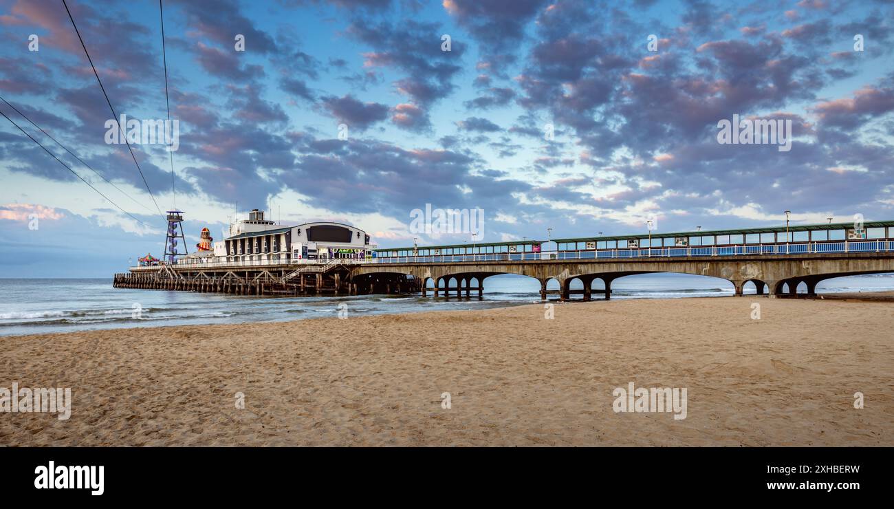 Plage et jetée de Bournemouth dans le Dorset, Angleterre Banque D'Images