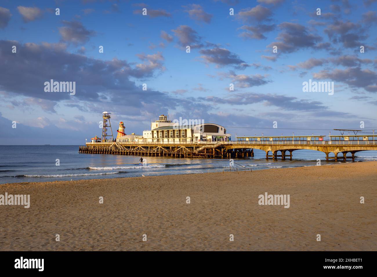 Plage et jetée de Bournemouth dans le Dorset, Angleterre, Royaume-Uni Banque D'Images