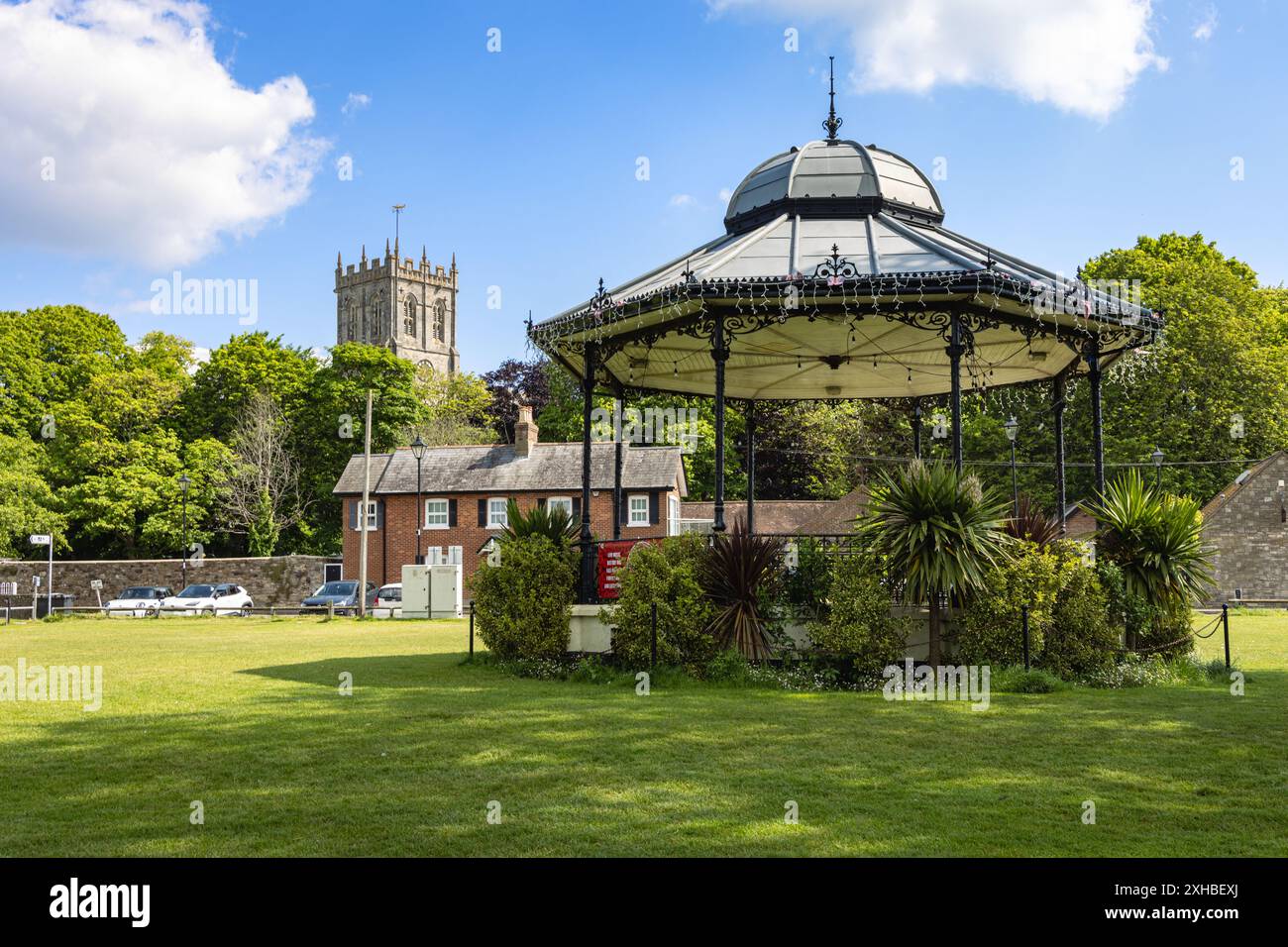 Kiosque à Christchurch Quay, Dorset, avec le Prieuré en arrière-plan, Angleterre, Royaume-Uni Banque D'Images