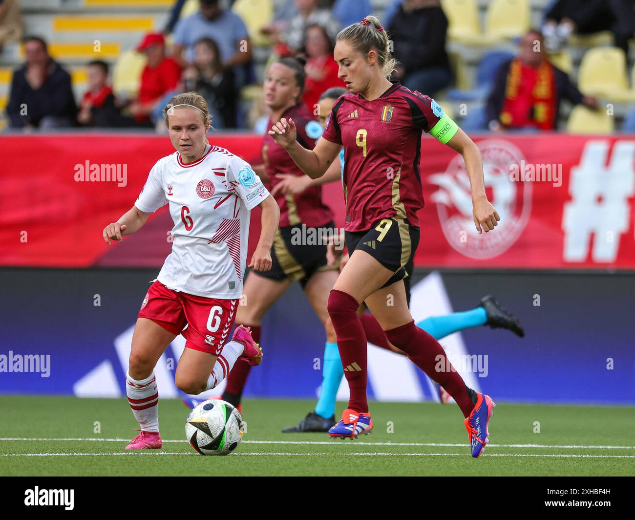 Sint Truiden, Belgique. 12 juillet 2024. Josefine Hasbo (6 ans) du Danemark et Tessa Wullaert (9 ans) de Belgique photographiées lors d'un match de football entre les équipes nationales féminines de Belgique, appelé les Red Flames, et le Danemark lors de la cinquième journée du Groupe A2 dans la phase de championnat des qualifications européennes féminines de l'UEFA 2023-24, le vendredi 12 juillet 2024, à Sint-Truiden, Belgique . Crédit : Sportpix/Alamy Live News Banque D'Images