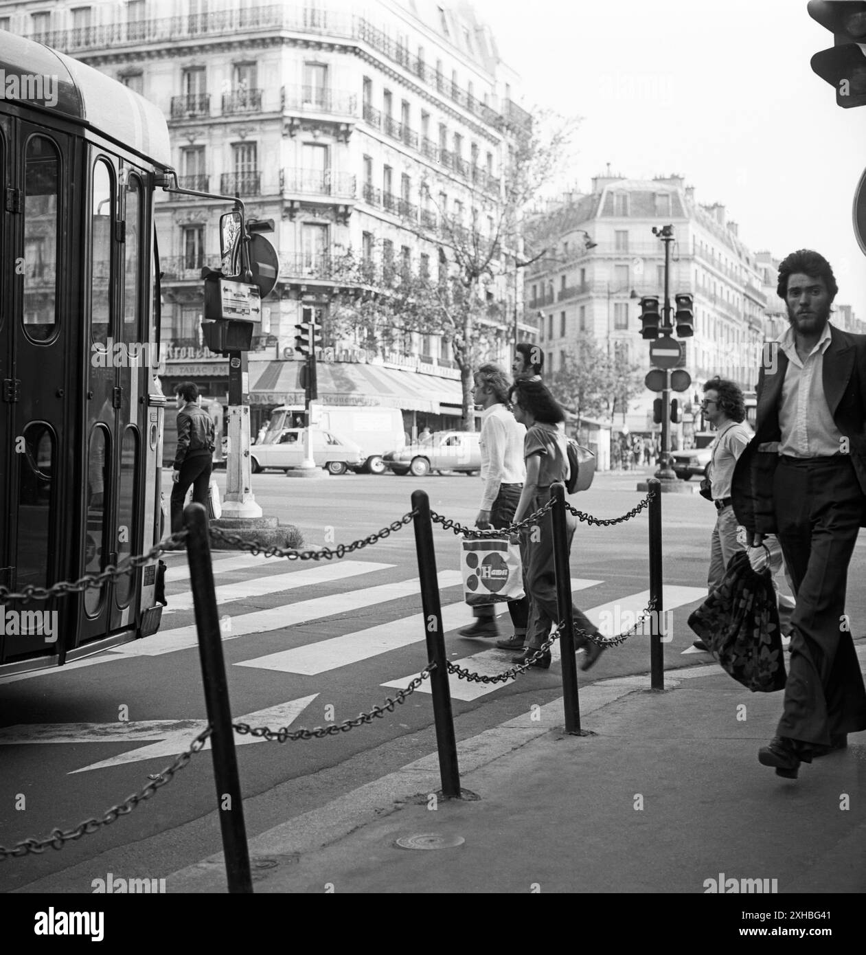 Les gens traversent la rue. Paris, France, 1978 Banque D'Images