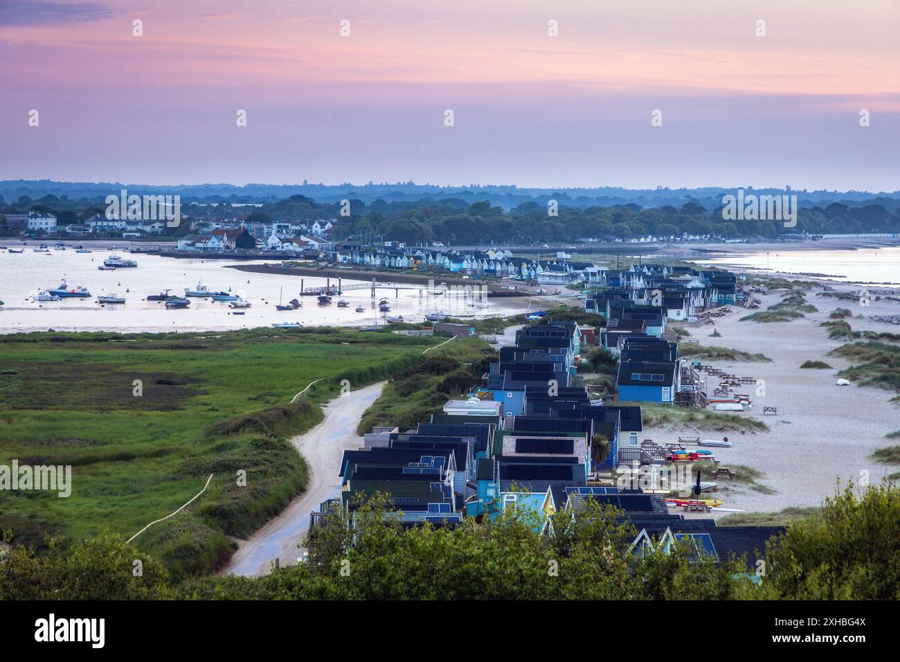 Cabanes de plage sur Mudeford Spit dans le Dorset, Angleterre. Les cabanes de plage ici sont les plus chères au Royaume-Uni. Banque D'Images