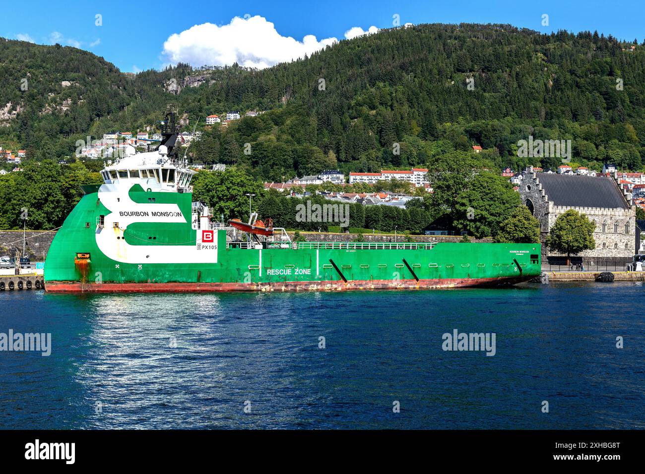 Navire ravitailleur de plate-forme offshore (PSV) Bourbon Monsoon sur le quai de Festningskaien, dans le port de Bergen, Norvège. Haakons Hall en arrière-plan Banque D'Images