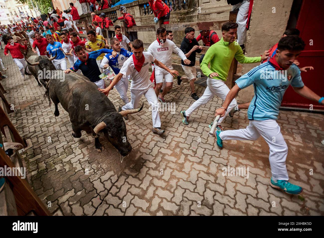Pampelune, Espagne. 13 juillet 2024. Plusieurs jeunes hommes courent devant des taureaux pendant la course des taureaux pendant les festivités de San Fermín 2024. (Photo par Elsa A Bravo/SOPA images/SIPA USA) crédit : SIPA USA/Alamy Live News Banque D'Images