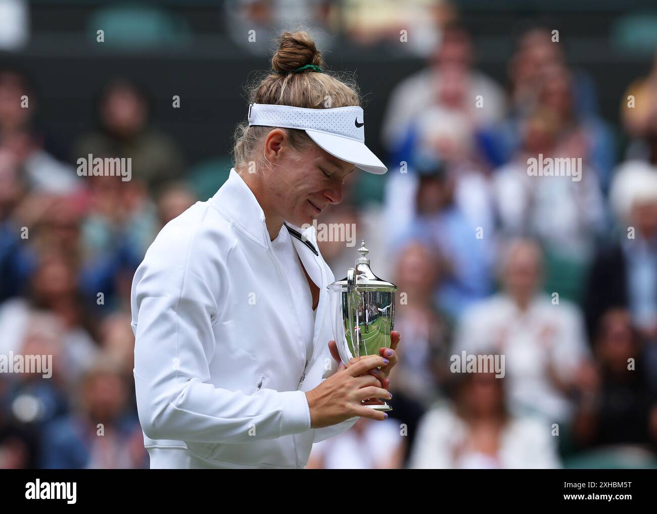 Londres, Royaume-Uni. 13 juillet 2024. 13 juillet 2024 ; All England Lawn Tennis and Croquet Club, Londres, Angleterre ; tournoi de tennis de Wimbledon, jour 13; Diede de Groot (NED) remporte le trophée de finale des célibataires en fauteuil roulant pour la sixième fois de sa carrière après avoir battu Aniek Van Koot (NED) en sets consécutifs sur court One Credit : action plus Sports images/Alamy Live News Banque D'Images