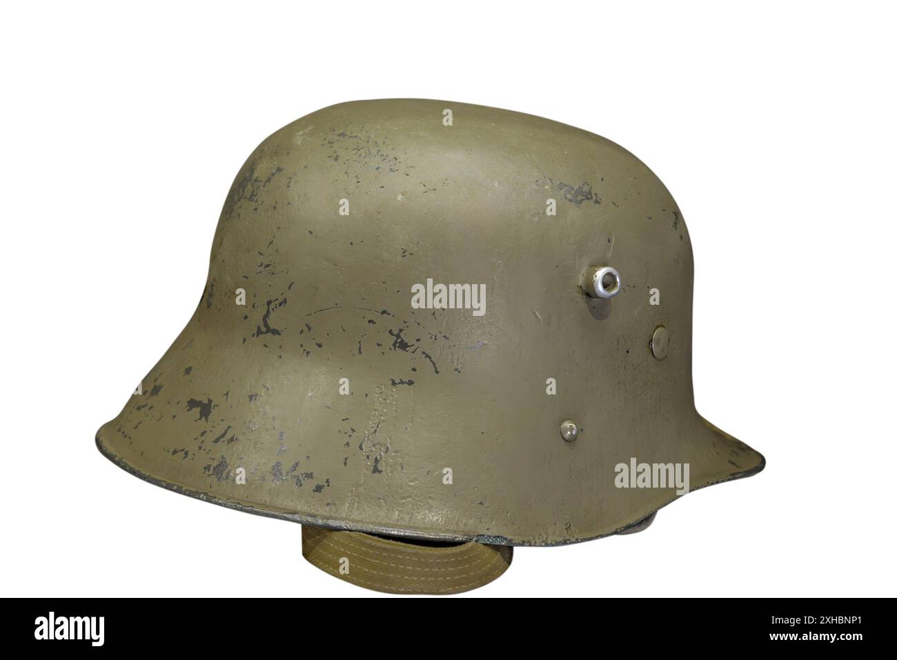 Casque militaire allemand de la seconde Guerre mondiale isolé sur fond blanc Banque D'Images