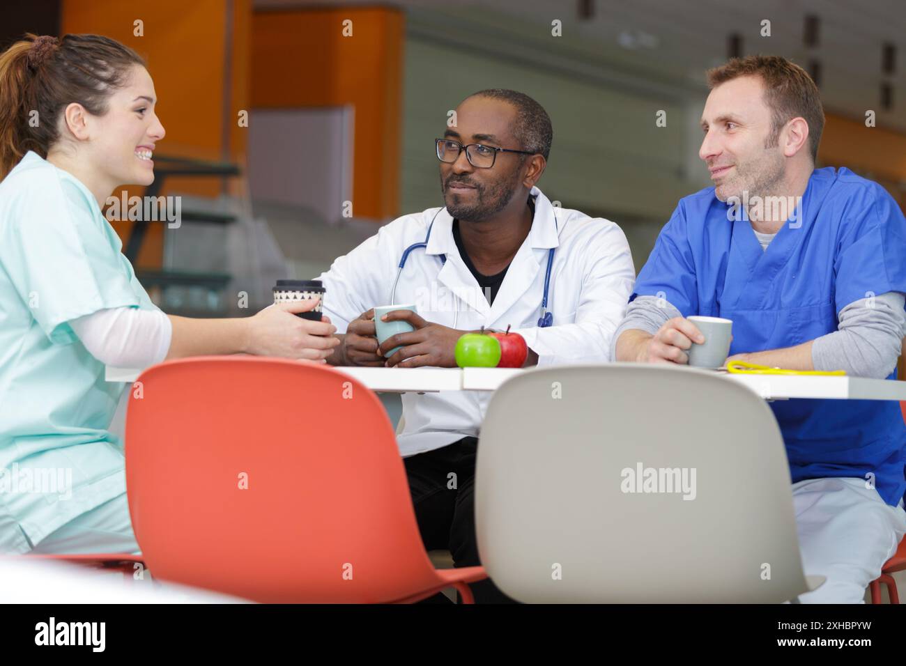 Équipe de médecins prenant le déjeuner Banque D'Images