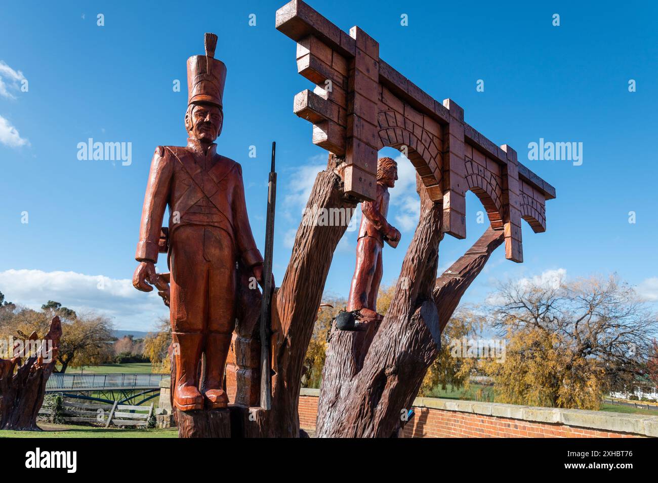 Histoire de la sculpture sur bois de Campbell Town en Tasmanie, Australie. Le premier arbre représente un soldat britannique gardant un ouvrier forgé pendant l'escroquerie Banque D'Images