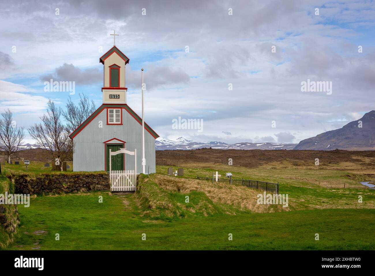 Église Keldnakirkja de 1875 à Keldur, la plus ancienne ferme de gazon existante en Islande, paysage avec des montagnes enneigées en arrière-plan. Banque D'Images