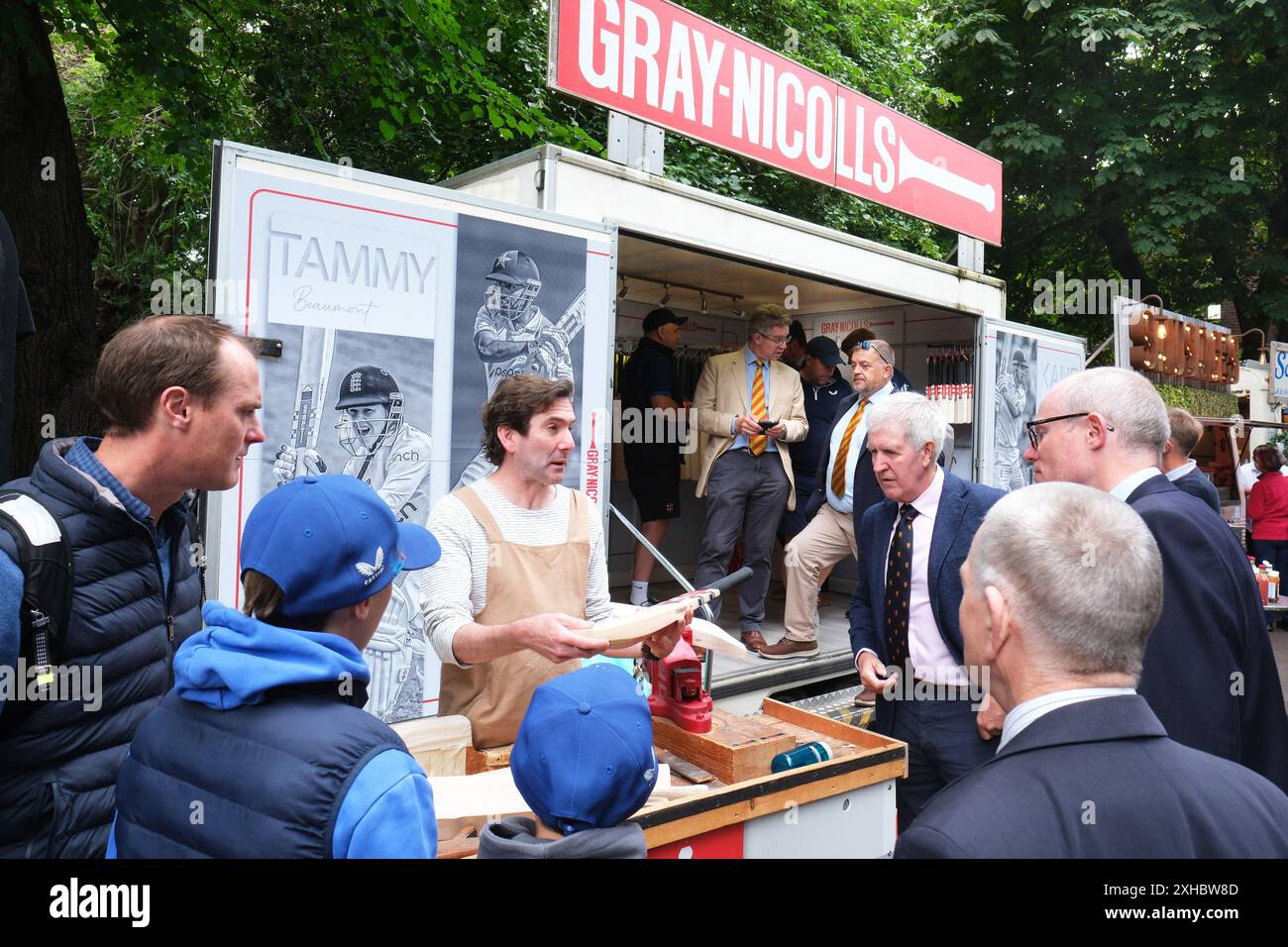 Lord's cricket Ground London UK - un artisan des fabricants de chauves-souris Gray-Nicolls explique le processus de fabrication des chauves-souris de cricket - photo juillet 2024 Banque D'Images