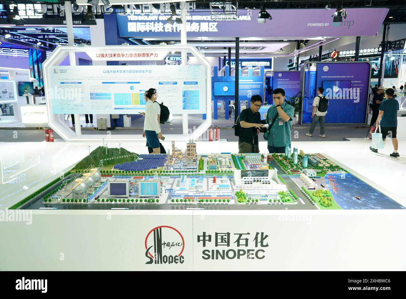 Pékin, Chine. 13 juillet 2024. Cette photo prise le 13 juillet 2024 montre un modèle de production d'hydrogène vert de Sinopec exposé lors de la 26ème exposition internationale de haute technologie de Beijing à Pékin, capitale de la Chine. L’événement s’est ouvert ici samedi, attirant plus de 300 entreprises et organisations du pays et de l’étranger. Crédit : Zhang Chenlin/Xinhua/Alamy Live News Banque D'Images