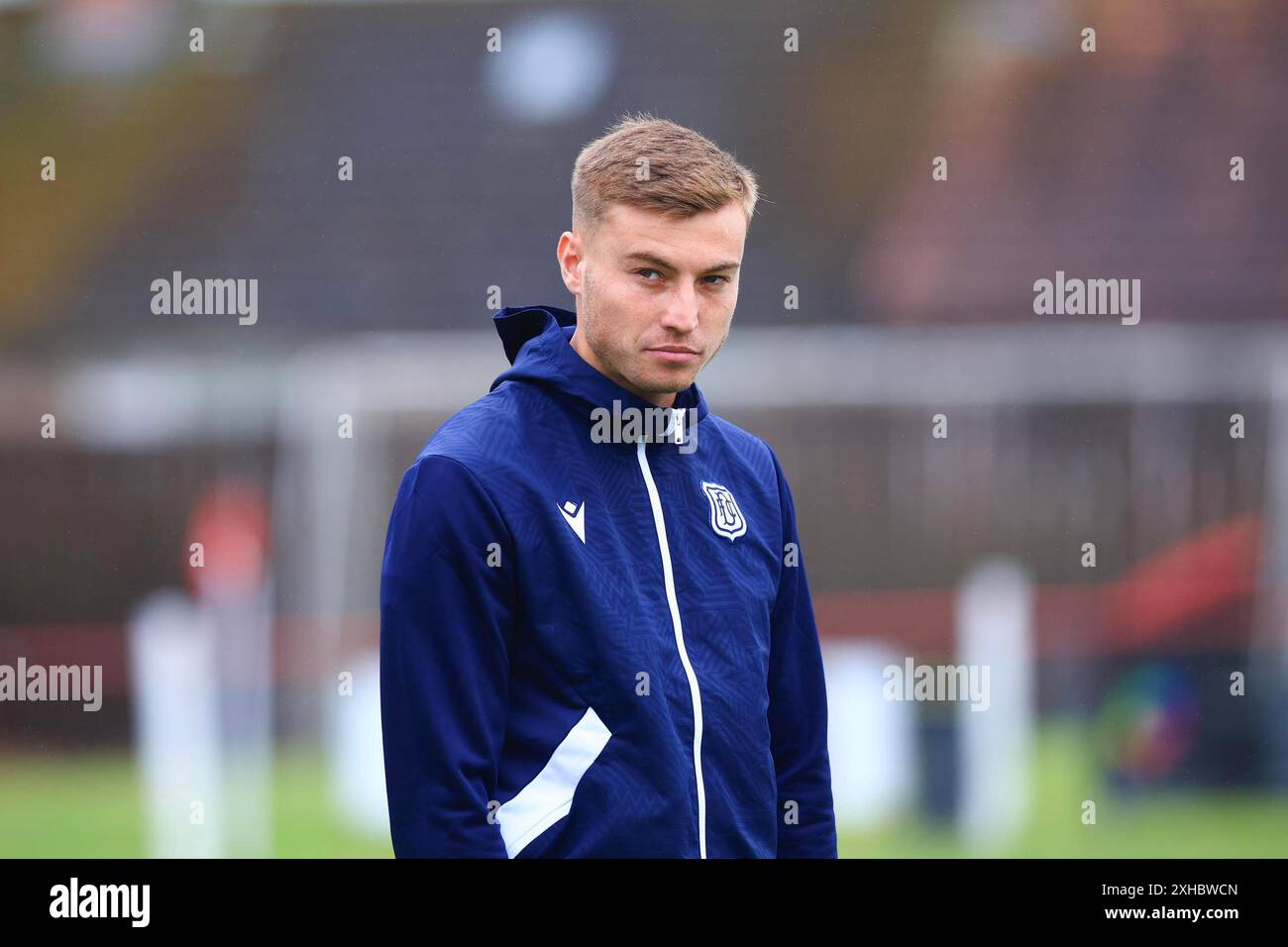 13 juillet 2024 ; New Dundas Park, Bonnyrigg, Midlothian, Écosse; Scottish premier Sports Cup Football, Bonnyrigg Rose contre Dundee ; Ryan Astley de Dundee inspecte le terrain avant le match crédit : action plus Sports images/Alamy Live News Banque D'Images