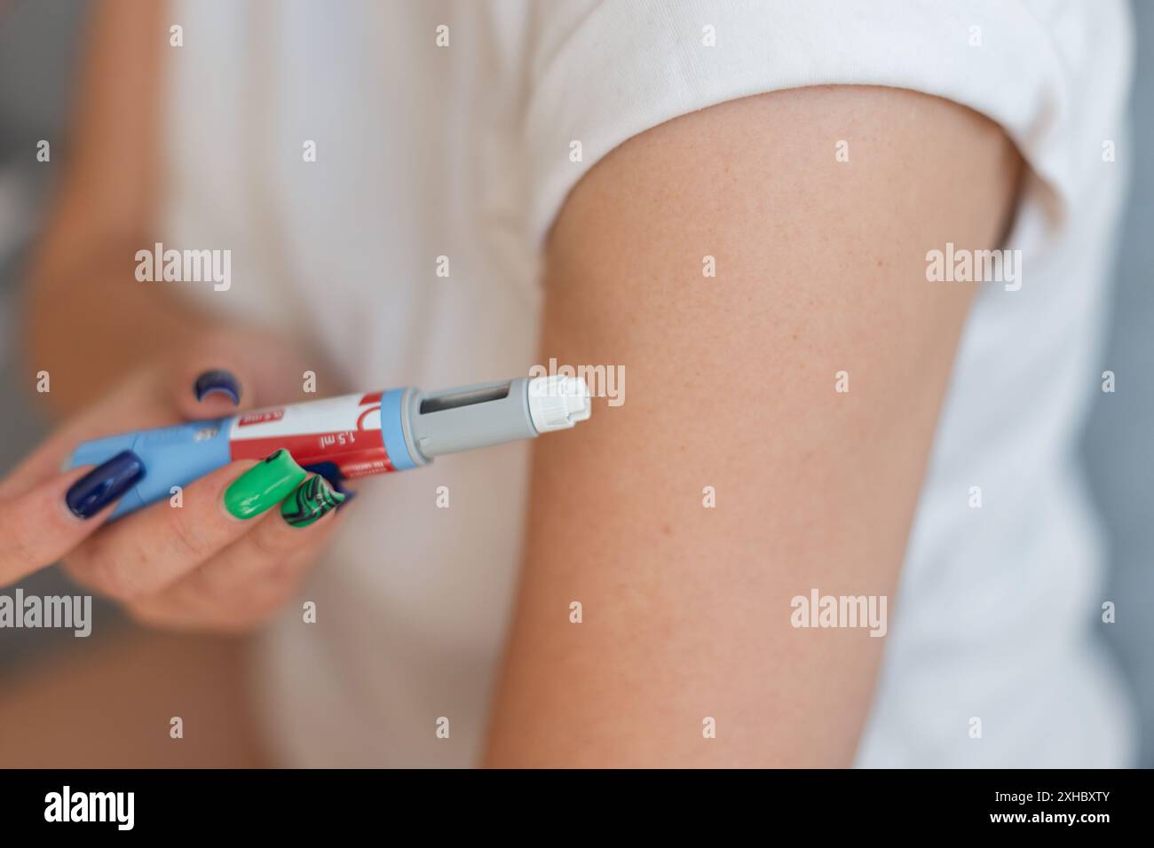 Femme injecte stylo pour l'injection sous-cutanée de médicament antidiabétique Ozempic et effet de perte de poids dans sa main. Traitement du diabète. Loweri Banque D'Images