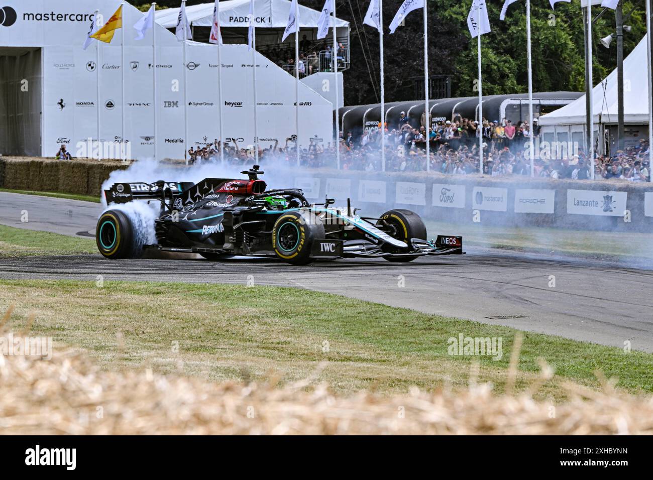 Goodwood House, Chichester, Royaume-Uni. 13 juillet 2024. Goodwood Festival of Speed jour 3 ; Frederik Vesti tourne à mi-piste en Mercedes-AMG F1 W12 E performance Credit : action plus Sports/Alamy Live News Banque D'Images