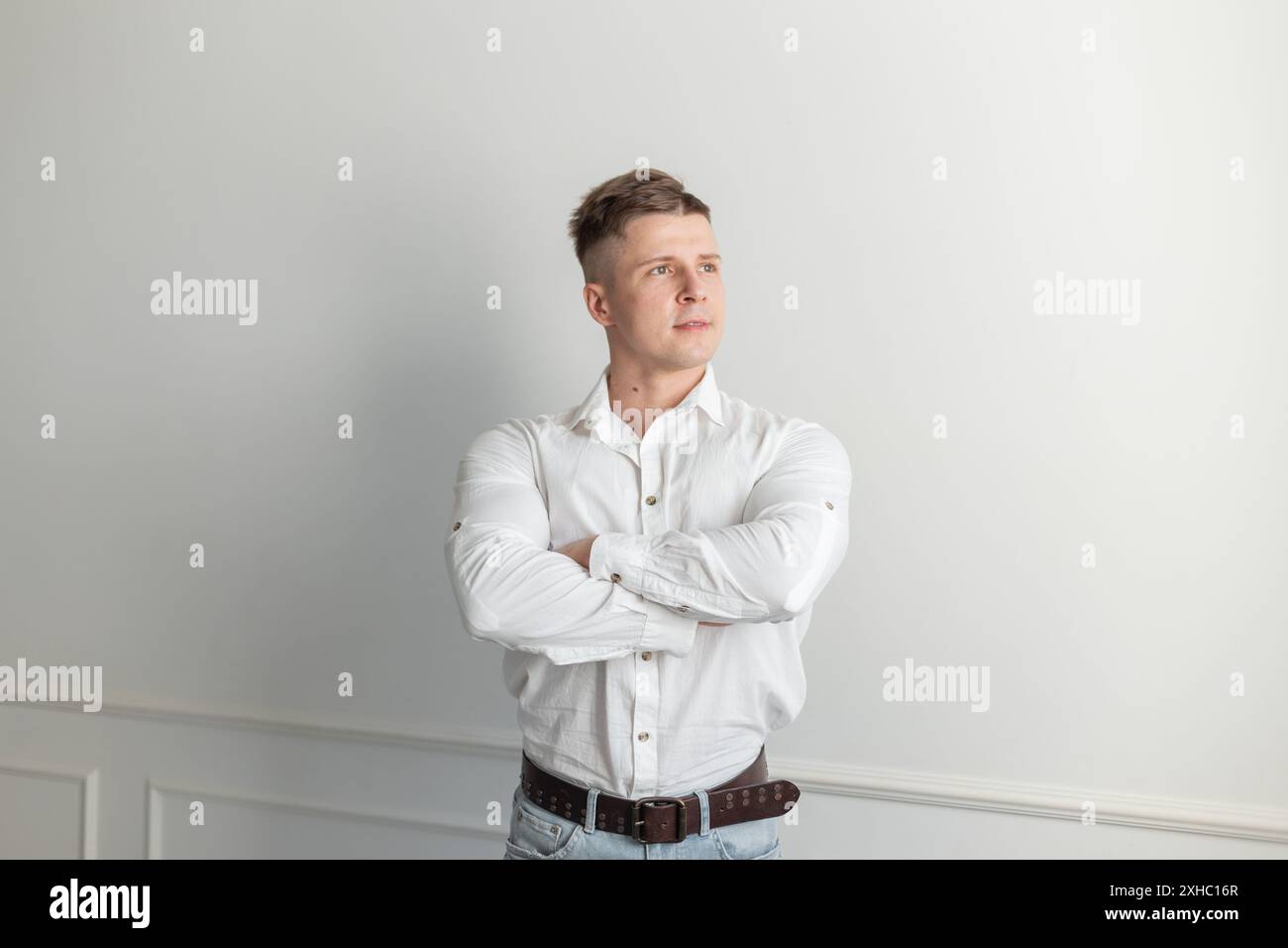 Élégant beau gestionnaire d'homme réussi avec coiffure en chemise blanche sur fond blanc Banque D'Images