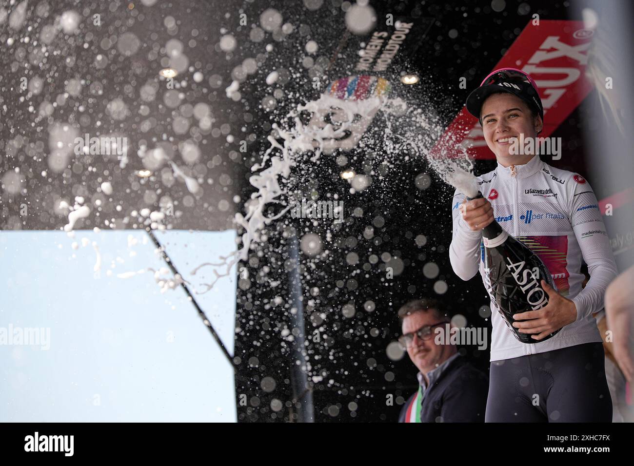 Blockhaus, Italie. 13 juillet 2024. Neve Bradbury (Canyon//SRAM Racing) Maillot blanc sur le podium la 7ème étape du Giro d'Italia Women, de Lanciano à Blockhaus Italy samedi 13 juillet 2024. Sport - cyclisme . (Photo de Marco Alpozzi/Lapresse) crédit : LaPresse/Alamy Live News Banque D'Images