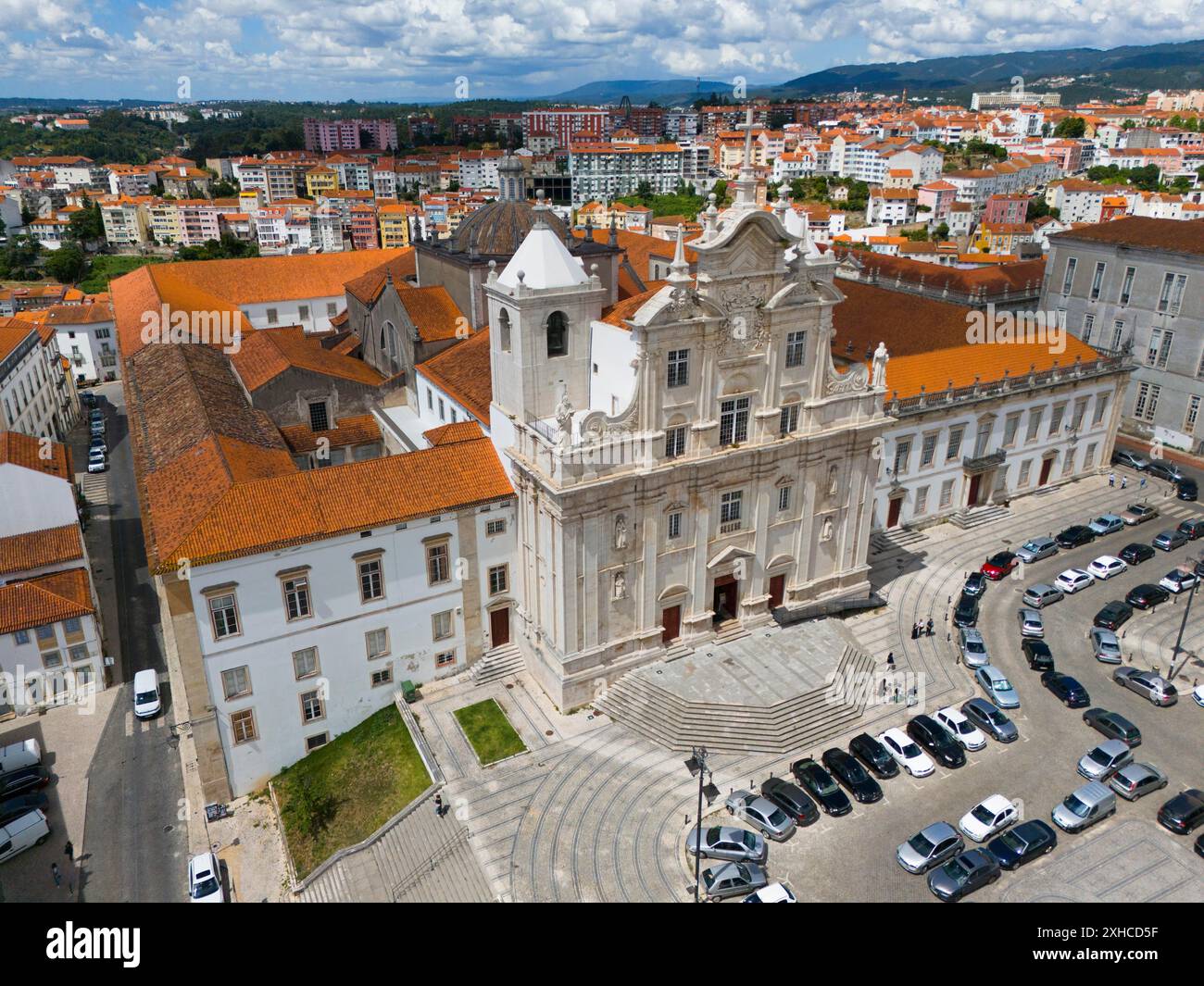 Église baroque historique dans la ville avec une place devant elle et des voitures garées, vue aérienne, Cathédrale, Coimbra, Rio Mondego, Portugal Banque D'Images