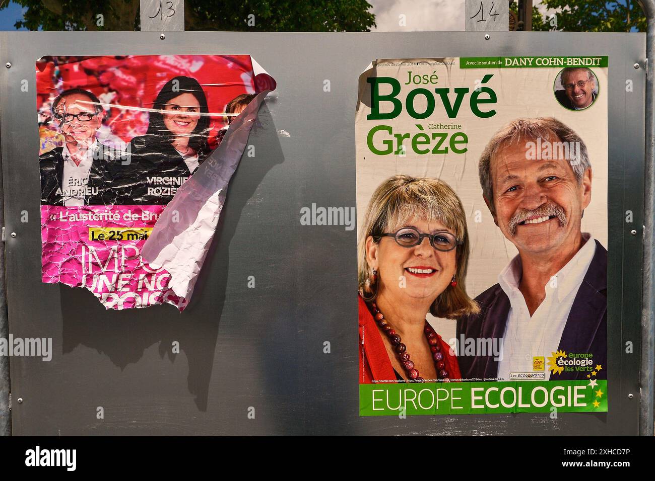 Jose Bove et Catherine paissent une affiche politique Banque D'Images