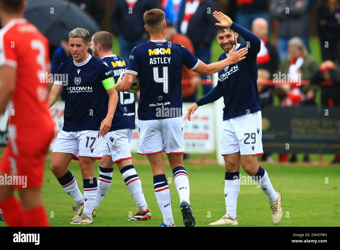 13 juillet 2024 ; New Dundas Park, Bonnyrigg, Midlothian, Écosse; Scottish premier Sports Cup Football, Bonnyrigg Rose contre Dundee ; Antonio Portales de Dundee est félicité après avoir marqué pour 2-0 par Ryan Astley Banque D'Images