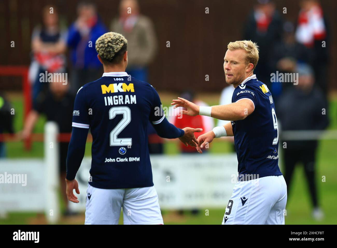 13 juillet 2024 ; New Dundas Park, Bonnyrigg, Midlothian, Écosse; Scottish premier Sports Cup Football, Bonnyrigg Rose contre Dundee ; Curtis main de Dundee est félicité après avoir marqué pour 1-0 par Ethan Ingram Banque D'Images