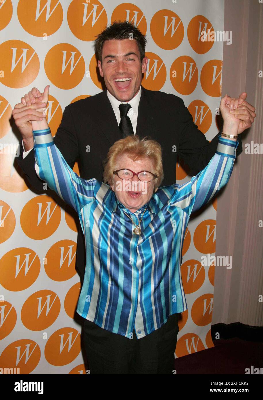 **FICHIER PHOTO** le Dr Ruth est décédé. Aiden Turner et Dr Ruth Westheimer assistent au 10e anniversaire du Centre pour l'avancement des femmes au Waldorf-Astoria à New York le 7 septembre 2005. Crédit photo : Henry McGee/MediaPunch Banque D'Images