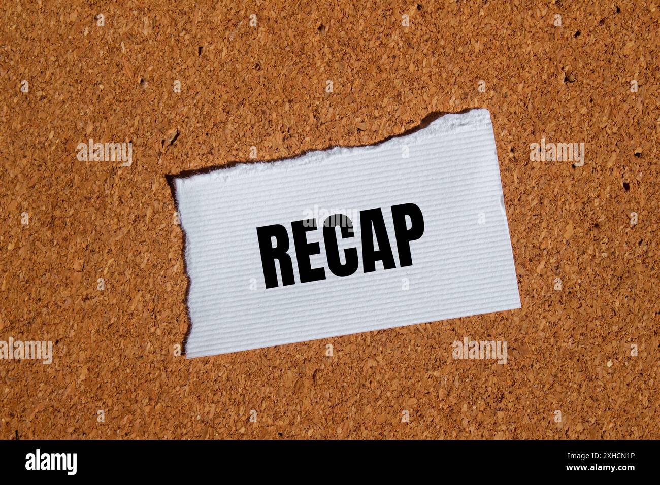 Récapituler le mot écrit sur un morceau de papier blanc déchiré avec un fond brun. Symbole de mot récapitulatif conceptuel. Banque D'Images